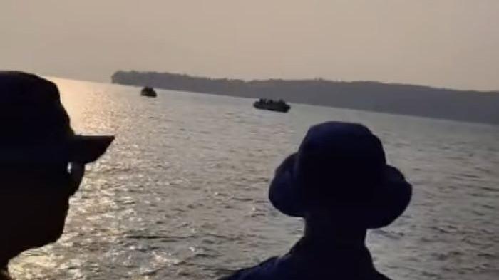 PATROLI PERAIRAN KRAKATAU - Jajaran Sat Polairud Polres Lampung Selatan bersama BKSDA Provinsi Lampung menggelar patroli gabungan di kawasan perairan Gunung Anak Krakatau, Selat Sunda, Lampung, Minggu (6/9/2026). Patroli digelar untuk memperketat pengawasan zona bahaya pasca-erupsi, sekaligus menghalau kapal misterius dan nelayan yang nekat mendekati radius tiga kilometer dari kawah aktif.