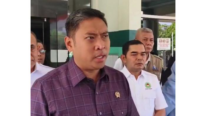 KERACUNAN MBG- Kepala BGN Sudaryana saat menjenguk ;siswa keracunan MBG di RS Haji Medan,Minggu (16/8/2026). 