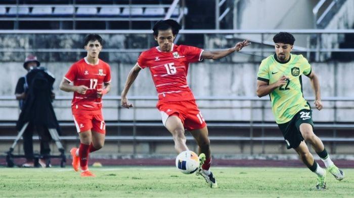 BERTANDING - Pemain Timnas Indonesia U-20 Aleandro Alan Maulana, tampil penuh saat menghadapi Australia U-20 dalam laga Kualifikasi Piala Asia U-20 2027 di Stadion Lao National Stadium, KM16, Vientiane, Laos, Minggu (6/9/2026). Alan, yang juga penggawa Persebaya Surabaya ikut menjaga lini permainan Garuda Muda hingga memastikan kemenangan 2-0 dan tiket ke putaran final Piala Asia U-20 2027 di Tiongkok.