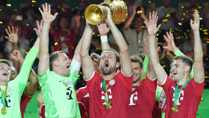 Harry Kane berhasil mencetak hattrick saat Bayern Munchen menang 3-0 atas VfB Stuttgart pada laga final DFB Pokal musim ini di Olympiastadion Berlin, Minggu (24/05/2026) dini hari WIB. Berkat hasil tersebut, Die Bayern berhasil menjuarai DFB Pokal sekaligus mengawinkan gelar dengan Bundesliga. (AP Photo/Ebrahim Noroozi)