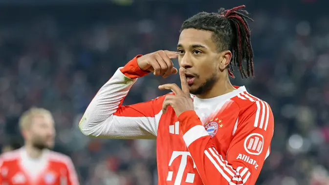 Pemain Bayern Munchen, Michael Olise menggiring bola melewati pemain VfL Wolfsburg dalam laga lanjutan Liga Jerman 2025/2026 di Allianz Arena, Munchen, Jerman, Minggu (11/01/2026) waktu setempat. (AFP/Alexandra Beier)