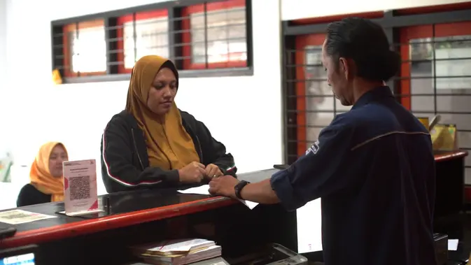 PosIND memastikan bantuan dari pemerintah dapat menjangkau penerima manfaat (KPM) hingga pelosok nusantara. Tidak terkecuali di Kecamatan Cililin, Kabupaten Bandung Barat, penyaluran bansos PKH dan Program Sembako yang diberikan sekaligus untuk tahap 3 dan 4 tahun 2024. (Dok. Pos Indonesia)