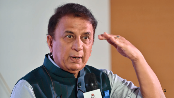 अशाच एका प्रॅक्टिस सेशनमध्ये गावस्करांनी मारलेला स्ट्रेट ड्राईव्ह त्यांच्या आईच्या नाकाला लागला आणि नाकातून सळसळ रक्त यायला लागलं पण तरीही आई सुनिल गावसकरांना बॉल टाकत राहिल्या.