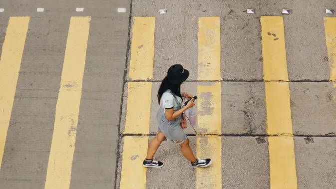 Ilustrasi berjalan sambil main HP, gangguan Ilustrasi berjalan sambil main HP, gangguan. (Photo by Gigi on Unsplash)