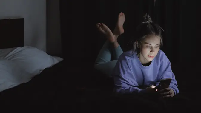 Ilustrasi sebelum tidur malam, main HP Ilustrasi sebelum tidur malam, main HP. (Photo by SHVETS production/Pexels)