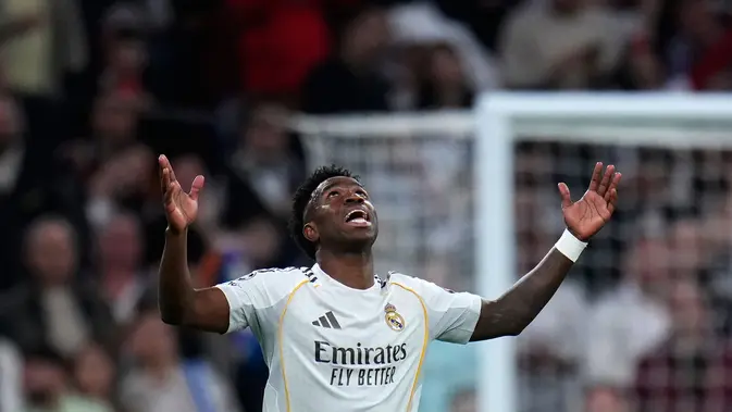 Foto: Vinicius Jr Kembali Jadi Pahlawan Kemenangan Real Madrid atas Benfica di Liga Champions Vinicius Jr menjadi pahlawan kemenangan Real Madrid atas Benfica dalam laga leg 2 play off Liga Champions 2025/2026 di Santiago Bernabeu, Madrid, Spanyol, Rabu (25/02/2026) waktu setempat. (AP Photo/Manu Fernandez)