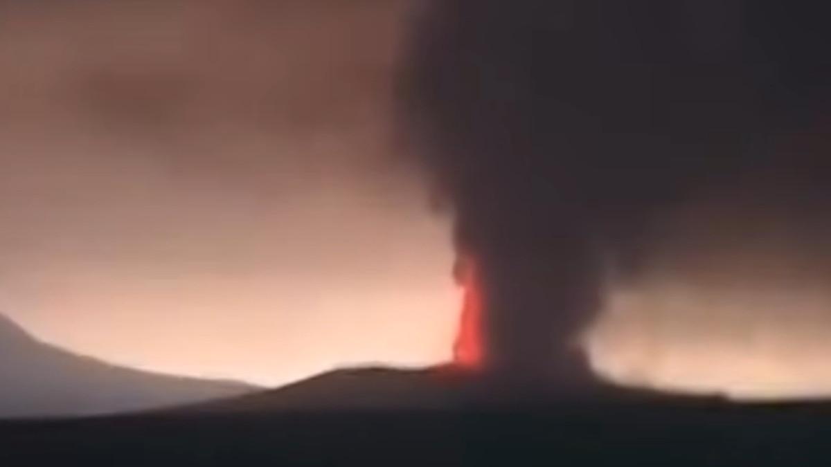 ERUPSI GUNUNG - Gunung Anak Krakatau sedang erupsi, Sabtu (5/9/2026) dini hari.
