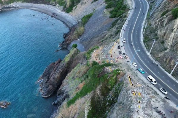 Luong Son pass section seen from above. Photo: Ba Hung