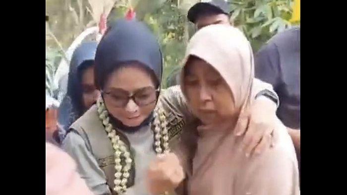BUPATI SAAT PERESMIAN - Kondisi Bupati Pangandaran Citra Pitriyami kini dilaporkan sudah membaik setelah mengalami musibah saat peresmian Jembatan Gantung Pongpet Margajaya di Desa Margacinta, Kecamatan Cijulang, Kabupaten Pangandaran pada Minggu (30/8/2026) sore. (Foto: Tangkap Layar Video Beredar)
