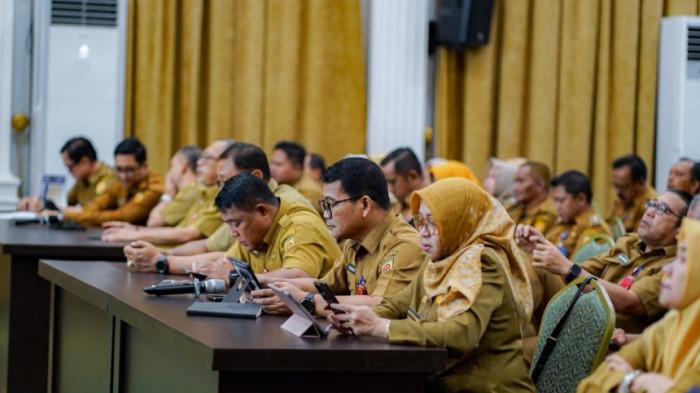 Sekretaris Daerah (Sekda) Banjarbaru, Sirajoni memimpin rakor pimpinan oerangkat daerah di Aula Gawi Sabarataan.