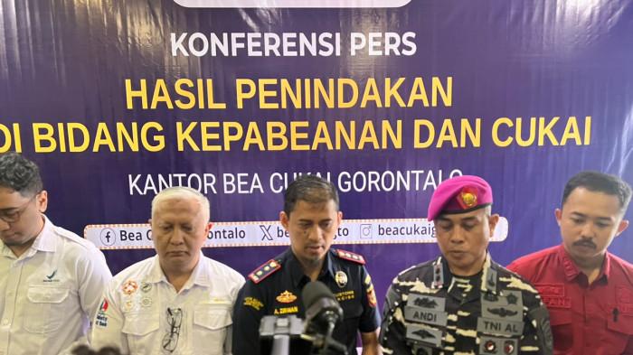 Kepala KPPBC Gorontalo Ade Zirwan dalam konferensi pers hasil penindakan