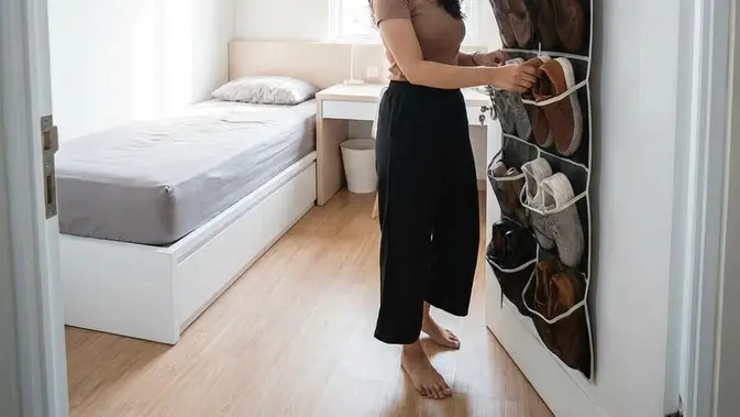 Organizer Belakang Pintu merupakan salah satu ide penyimpanan gantung di kamar sempit (Gemini AI)