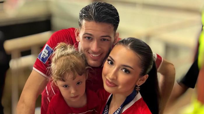 JENNIFER JUSTIN- Artis Jennifer Coppen bersama putrinya, Kamari dan Justin Hubner saat menonton pertandingan Timnas Indonesia Maret 2026. Jennifer menangis haru usai tunangannya pemain Timnas Indonesia, Justin Hubner sukses mencetak gol lawan Oman pada Jumat (5/6/2026) malam