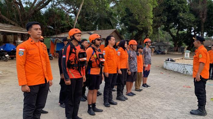 HILANG KONTAK - Tim SAR Gabungan saat apel persiapan sebelum melanjutkan operasi pencarian hari kedua speedboat yang hilang kontak di Perairan Selat Sunda, Kabupaten Pandeglang, Banten, Rabu (9/9/2026).