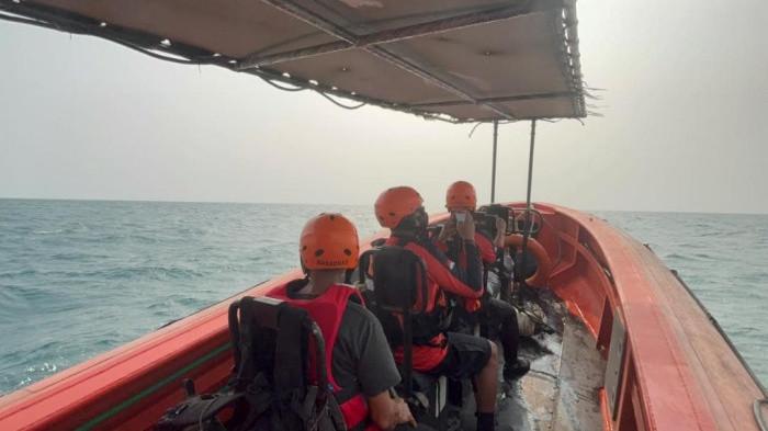 HILANG KONTAK-Tim Basarnas Banten melakukan pencarian lima jurnalis yang hilang kontak saat meliput Gunung Anak Krakatau, Selasa (8/9/2026).