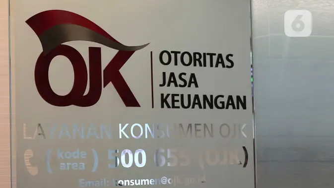 Petugas saat bertugas di Kantor Otoritas Jasa Keuangan (OJK), Jakarta. (Liputan6.com/Angga Yuniar)