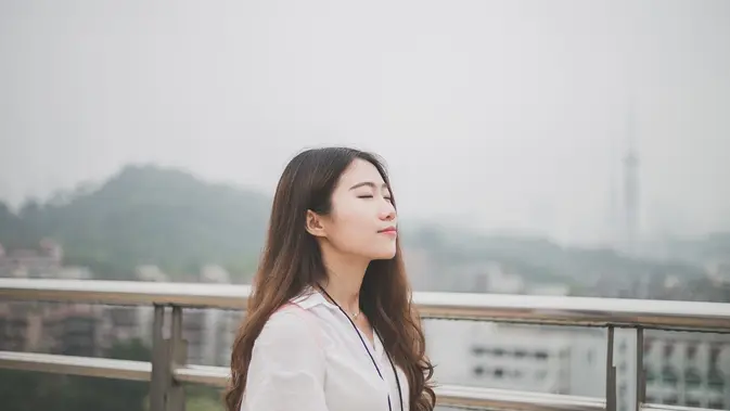 ilustrasi tersenyum/Photo by sean Kong on Unsplash