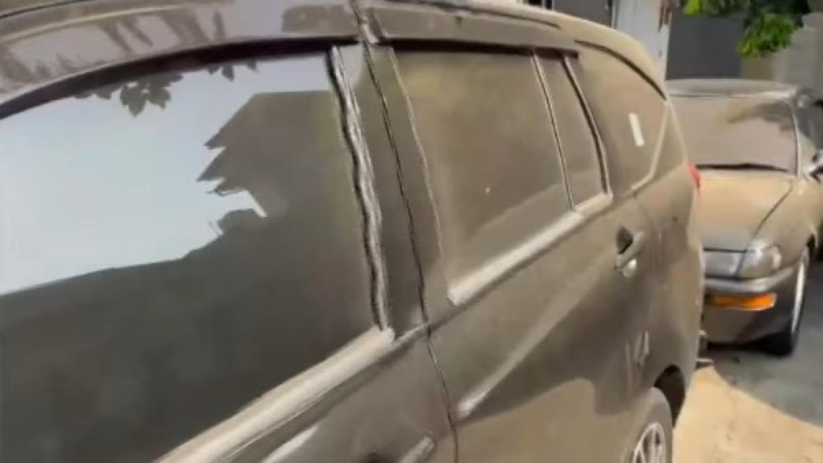 ABU VULKANIK - Abu vulkanik Gunung Anak Krakatau menyelimuti Bogor, warga diminta kurangi aktivitas luar rumah.