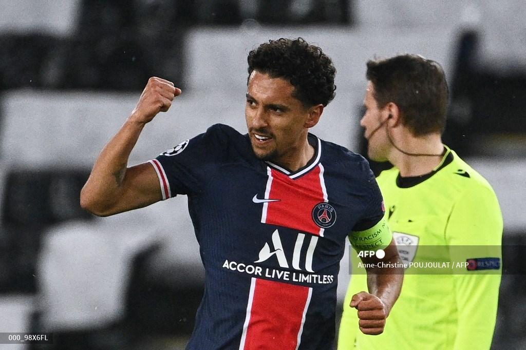 Bek Paris Saint-Germain asal Brazil, Marquinhos, merayakannya setelah mencetak gol pada pertandingan semifinal leg pertama Liga Champions UEFA antara Paris Saint-Germain (PSG) dan Manchester City di stadion Parc des Princes di Paris pada 28 April 2021.Anne -Christine POUJOULAT / AFP