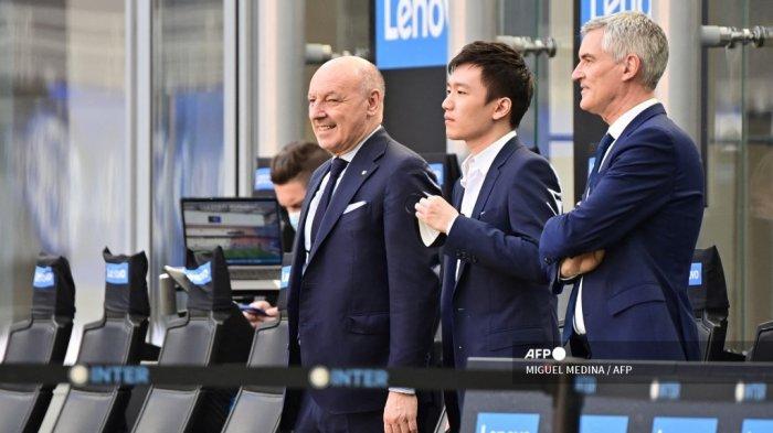 CEO Inter Milan Giuseppe Marotta, Presiden Inter Steven Zhang dan Manajer Delegasi Inter Alessandro Antonello menghadiri pertandingan sepak bola Serie A Inter Milan vs Sampdoria pada 08 Mei 2021 di stadion San Siro di Milan. Inter memastikan 'Scudetto' untuk ke-19 kalinya setelah rival terdekatnya Atalanta ditahan imbang 1-1 di Sassuolo pada 02 Mei 2021 lalu.MIGUEL MEDINA / AFP