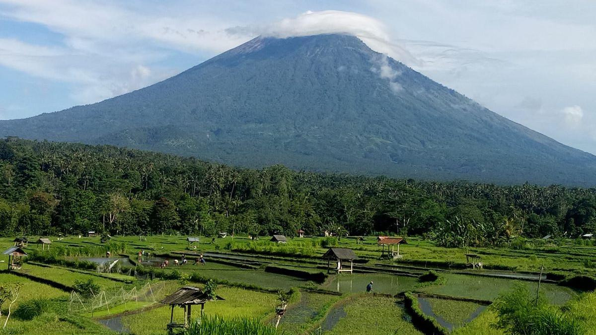 PENDAKIAN GUNUNG AGUNG - Pemandangan Gunung Agung di Bukit Cinta Pangi, Karangasem, Bali