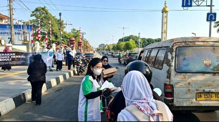 Tim Kalbe Consumer Health Banjarmasin menggelar  Gerakan Komix Herbal Peduli, ribuan masker