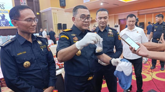 Kepala Kanwil Bea Cukai Sulbagtara, Zaky Firmansyah menunjukkan barang bukti serbuk emas