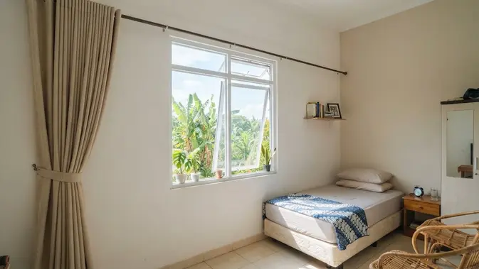 Trik Menata Jendela Kamar Tidur Agar Terasa Lebih Luas (AI Generated)