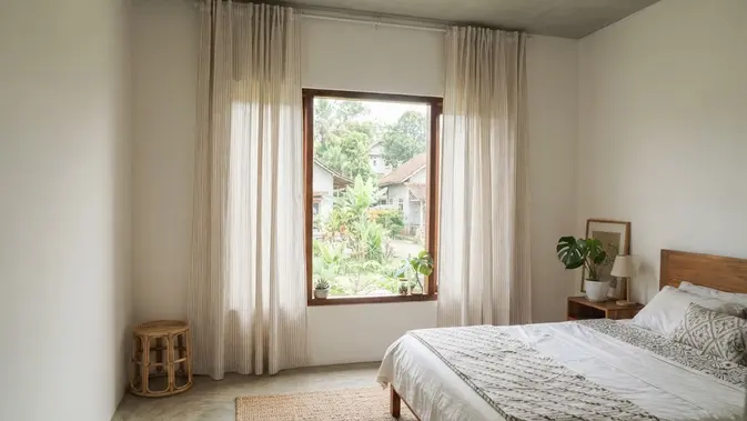 Trik Menata Jendela Kamar Tidur Agar Terasa Lebih Luas (AI Generated)
