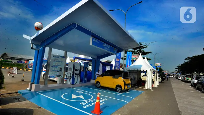 Pemudik mengisi daya mobil listrik di Stasiun Pengisian Kendaraan Listrik Umum (SPKLU) PT PLN (Persero) di Rest Area KM 228 Tol Cikopo-Palimanan (Cipali), Brebes, jawa Tengah. (merdeka.com/Arie Basuki)