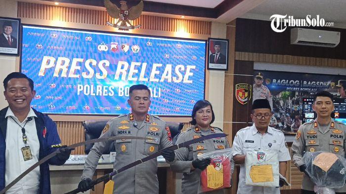 SENJATA TAJAM - Polisi menunjukkan senjata tajam yang