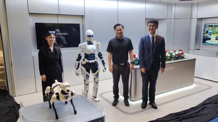 ROBOT DI INDONESIA - (kiri-kanan) Direktur PT Humantech Indonesia Visionary (HIVI) Patricia Liang, President Director Chery Group Indonesia Zeng Shuo dan Direktur AiMOGA Indonesia Yuri Yin dalam acara Grand Opening AiMOGA Experience Store, Mal Agora, Thamrin, Tanah Abang, Jakarta Pusat, Rabu (9/9/2026). (Tribunnews.com/Lita Febriani).