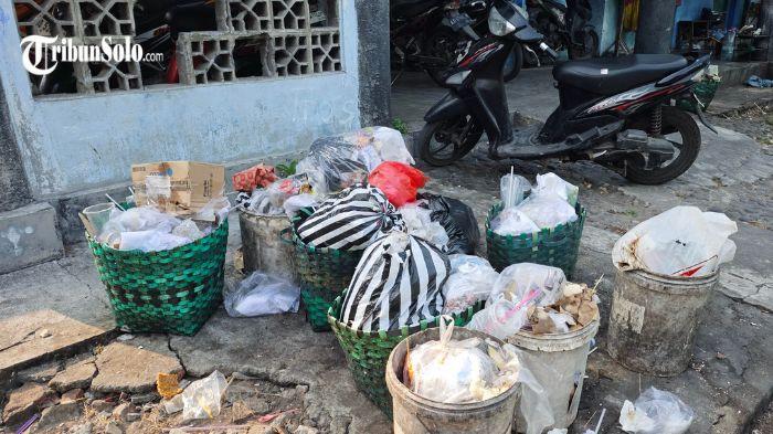 SAMPAH - Tumpukan sampah di Pondok Boro Kampung Krajan, Mojosongo, Jebres, Solo, Rabu (9/9/2026). Kebakaran TPA Putri Cempo yang tak kunjung padam membuat pengangkutan sampah di sejumlah wilayah Solo terbatas.