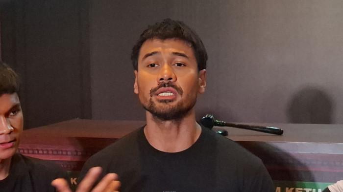 CHICCO OZORA - Chicco Jerikho curhat dirinya kelelahan emosional sampai terbawa ke rumah ketika perankan sosok Jonathan Latumahina ayah dari David Ozora di film 'Ozora'. Chicco Jerikho di kawasan Kuningan Jakarta Selatan, Jumat (27/11/2025).