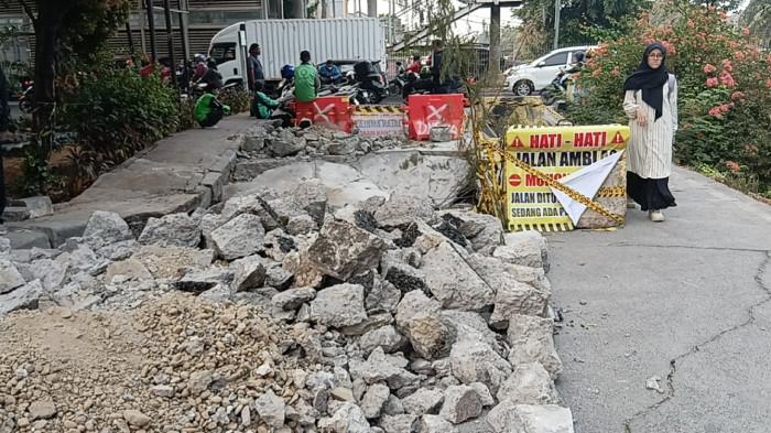 JALAN AMBLAS - Kondisi ruas Jalan Inspeksi Kali Buaran, Klender yang amblas akibat dilintasi truk pengangkut pasir kelebihan muatan, Duren Sawit, Jakarta Timur, Rabu (9/9/2026). TRIBUNJAKARTA.COM/BIMA PUTRA