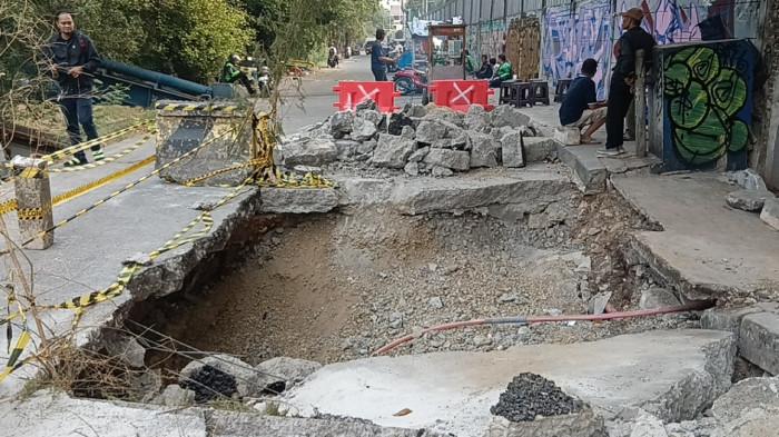 JALAN AMBLAS - Kondisi ruas Jalan Inspeksi Kali Buaran, Klender yang amblas akibat dilintasi truk pengangkut pasir kelebihan muatan, Duren Sawit, Jakarta Timur, Rabu (9/9/2026). TRIBUNJAKARTA.COM/BIMA PUTRA