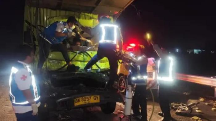Kecelakaan tragis terjadi di Jalan Tol KM 54+700 Jalur A, Desa Melati, Kecamatan Pegajahan, Kabupaten Serdang Bedagai (Sergai), Sumatera Utara, Rabu (9/9/2026) sekitar pukul 03.30 WIB. Insiden ini menewaskan tiga orang yang berada di dalam truk boks, yakni sang pengemudi dan dua penumpangnya.