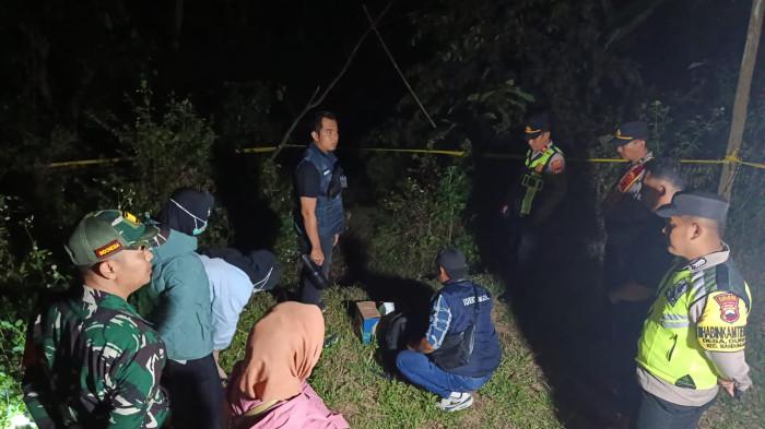 OLAH TKP - Petugas kepolisian melakukan olah TKP penemuan bayi di sebuah kebun, di Dusun Kropoh, Desa Duren, Kecamatan Bandungan, Kabupaten Semarang, Kamis (3/9/2026) sore.