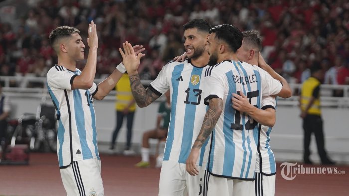 Pesepak bola Timnas Argentina Cristian Gabriel Romero (dua kiri) melakukan selebrasi bersama rekan setimnya usai mencetak gol saat laga FIFA Matchday di Stadion Utama Gelora Bung Karno, Jakarta, Senin (19/6/2023). Timnas Indonesia harus mengakui keunggulan Timnas Argentina dengan skor 2-0. TRIBUNNEWS/HERUDIN 