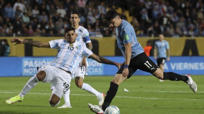 Pemain Argentina Cristian Romero (kiri) menandai pemain Uruguay Joaquin Piquerez selama pertandingan sepak bola kualifikasi Amerika Selatan untuk Piala Dunia FIFA Qatar 2022 di stadion Campeon del Siglo di Montevideo pada 12 November 2021.Raul MARTINEZ / POOL / AFP