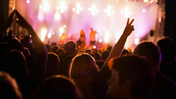 Rasakan sensasi menonton konser yang nyaman dan lebih menyenangkan dengan makeup tahan lama. Yuk, kita cari tahu! (Sumber: Freepik/bedneyimages).