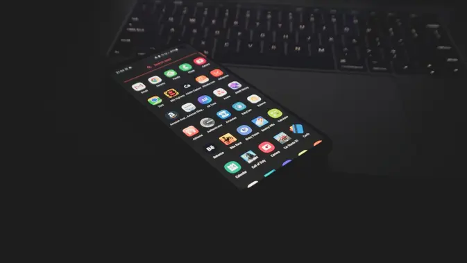 Ilustrasi HP Android. (Photo by Azamat E on Unsplash)