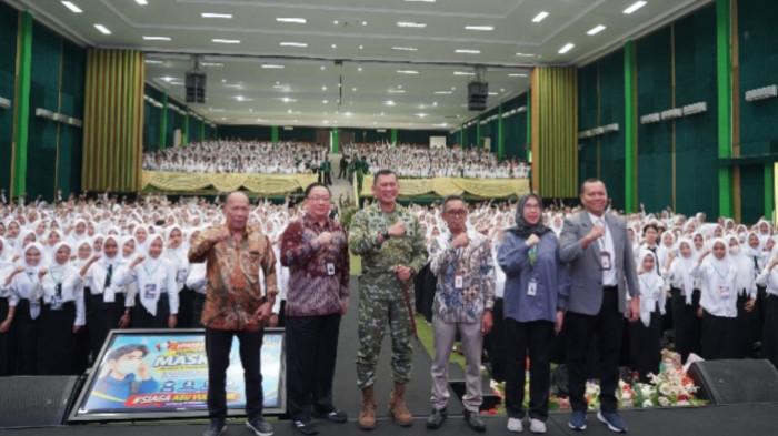 Dalam rangkaian Pengenalan Kehidupan Kampus bagi Mahasiswa Baru (PKKMB) Tahun Akademik 2026/2027, Pangdam XXI/Radin Inten, Mayjen TNI Kristomei Sianturi, S.Sos., M.Si.(Han), hadir memberikan pembekalan Wawasan Kebangsaan, Selasa (8/9/2026).