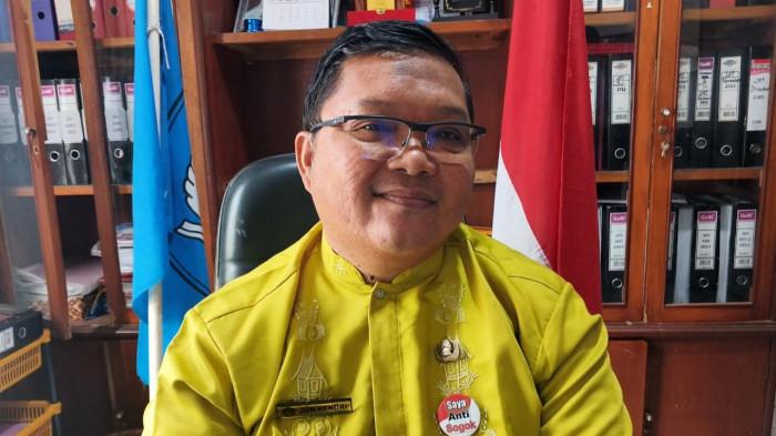 PELAKSANAAN SEKOLAH DARING- Kepala SDN 33 Sawahan, Jon Hendri, saat diwawancarai TribunPadang.com terkait penerapan pembelajaran jarak jauh (PJJ) akibat kabut asap di Kota Padang, Rabu (9/9/2026). Guru dapat menggunakan berbagai metode pembelajaran daring, termasuk melalui Zoom maupun pemberian tugas secara online.