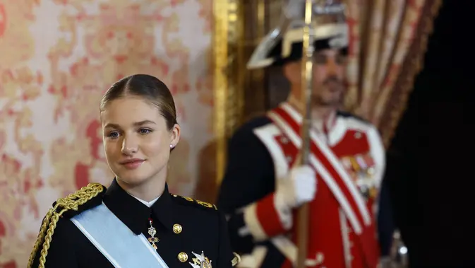 Ratu Spanyol Letizia meninggalkan kapal pelatihan Angkatan Laut Spanyol Juan Sebastian de Elcano sebagai putri mahkota Spanyol Leonor (tidak terlihat) memulai berlayar enam bulan, di Pelabuhan Cadiz 'pada 11 Januari 2025. Cristina Quicler / AFP Putri mahkota Spanyol Leonor menghadiri upacara militer 'Pascua Militar' di Royal Palace di Madrid pada 6 Januari 2025. (Dok: OSCAR DEL POZO / AFP)