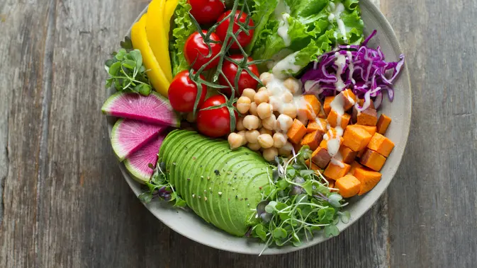 Asupan serat dari buah dan sayur. (Foto: Unsplash/Anna Pelzer)