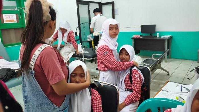 KERACUNAN MASSAL - Puskesmas Gembong Pati dipenuhi para siswa dari SMPN 1 Gembong dan MTsN 3 Pati yang mengalami gejala pusing, mual, dan muntah, Rabu (9/9/2026). Mereka diduga keracunan menu Makan Bergizi Gratis (MBG) yang disantap sehari sebelumnya.