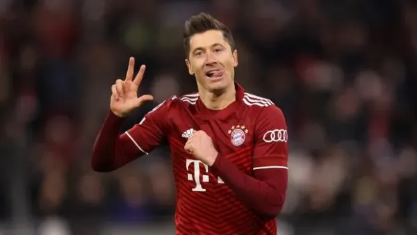 MUNICH, GERMANY - MARCH 08: Robert Lewandowski of FC Bayern Muenchen celebrates after scoring their team's third goal during the UEFA Champions League Round Of Sixteen Leg Two match between Bayern München and FC Salzburg at Football Arena Munich on March 08, 2022 in Munich, Germany. (Photo by Alex Grimm/Getty Images)