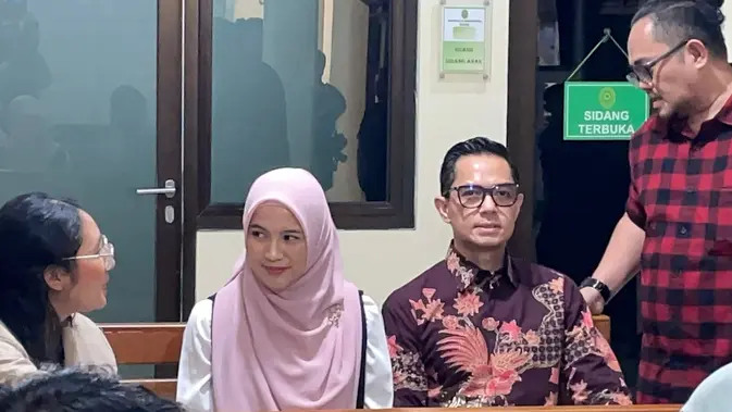Dude Harlino dan Alyssa Soebandono penuhi panggilan sebagai saksi dalam Sidang Kasus PT DSI. (M Altaf Jauhar/ LIputan6.com)
