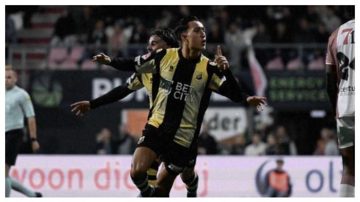 GABUNG TIMNAS INDONESIA - Miliano Jonathans saat berseragam Vitesse Arnhem elawan Emmen FC. Winger Vitesse tengah naik daun di Liga Belanda. PSSI resmi memulai proses naturalisasi terhadap Miliano Jonathans yang saat ini membela FC Utrecht untuk memperkuat Timnas Indonesia di babak Kualifikasi Piala Dunia 2026 zona Asia Oktober 2025 mendatang.